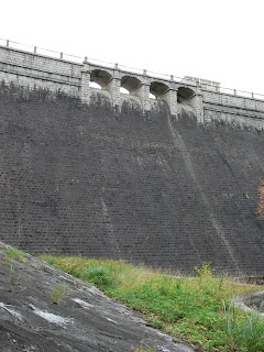 从右岸的下游看大堤。