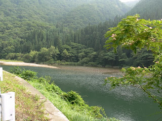 从右岸看大坝湖。