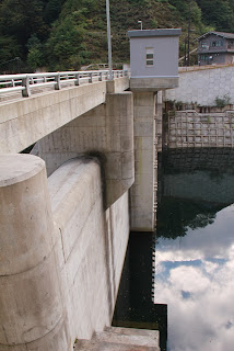 左岸よりダム湖側の堤体を望む