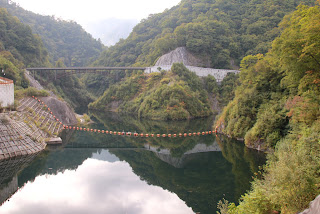 ダム湖を望む