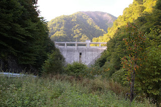 下流より堤体を望む