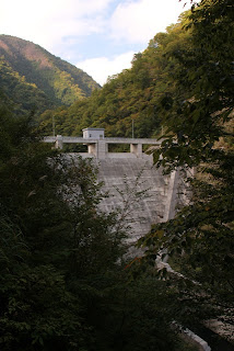 右岸下流側より堤体を望む