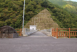 右岸より天端を望む