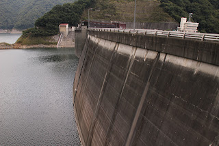 右岸ダムサイトよりダム湖側の堤体を望む