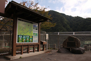 右岸の展望台に設置された案内看板と石碑