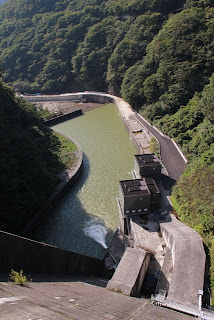 右岸天端より減勢工を望む