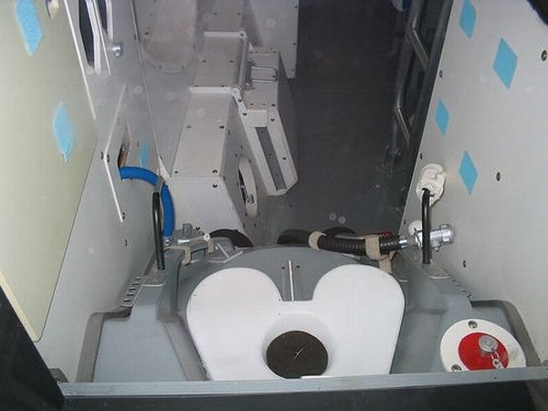 Toilet_of_International_Space_Station__4
