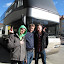 Jonsey, Måns och Magnus framför turnébussen.