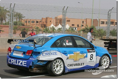 30.04.2010 Marrakech, Morocco, Alain Menu (SUI), Chevrolet, Chevrolet Cruze LT crashed - WTCC, Marrakech, Morocco, Rd. 05-06 - www.xpb.cc, EMail: info@xpb.cc - copy of publication required for printed pictures. Every used picture is fee-liable. © Copyright: Photo4 / xpb.cc - LEGAL NOTICE: THIS PICTURE IS NOT FOR ITALY