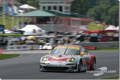 #45 Flying Lizard Motorsports Porsche 911 GT3 RSR: Jorg Bergmeister, Patrick Long