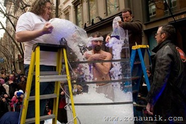 DutchIcemanWimHofworldrecordsicebathlongestimmersedinicewithstandextremecoldness