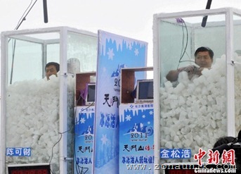 ChinaicemanbrokeworldrecordslongestimmersedinicedutchWimHoficebathwithstandextremecoldness