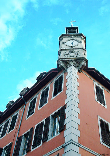Horloge en coin d'immeuble Chambéry