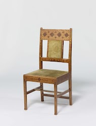 Stoel van padoekhout, versierd met ingegrifte patronen en ingelegd met een tropische houtsoort