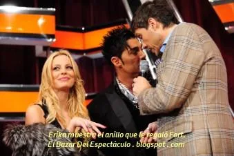 Erika muestra el anillo que le regaló Fort..JPG