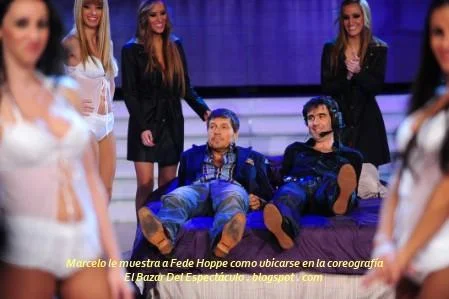 Marcelo le muestra a Fede Hoppe como ubicarse en la coreografía.JPG