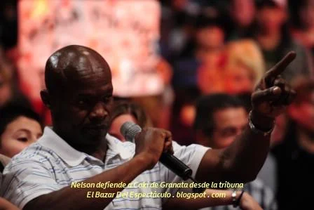 Nelson defiende a Coki de Granata desde la tribuna.JPG