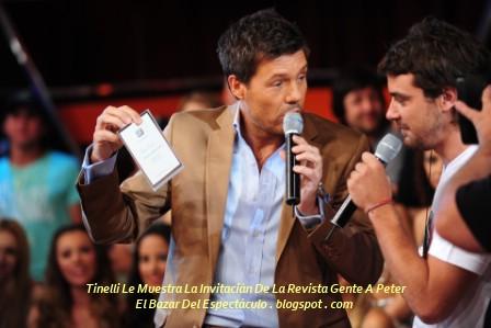 Tinelli Le Muestra La Invitaciàn De La Revista Gente A Peter.jpg