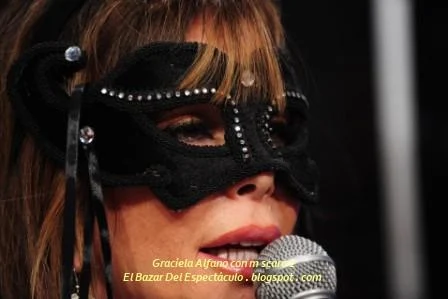 Graciela Alfano con mascara 2.JPG