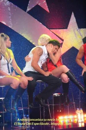Andrea consuela a su novio Jonathan.JPG
