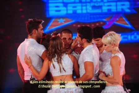Elías eliminado recibe el abrazo de sus compañeros..JPG
