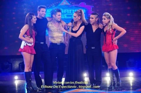 Viviana con los finalistas.JPG
