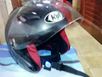 pasang di helm headsetnya