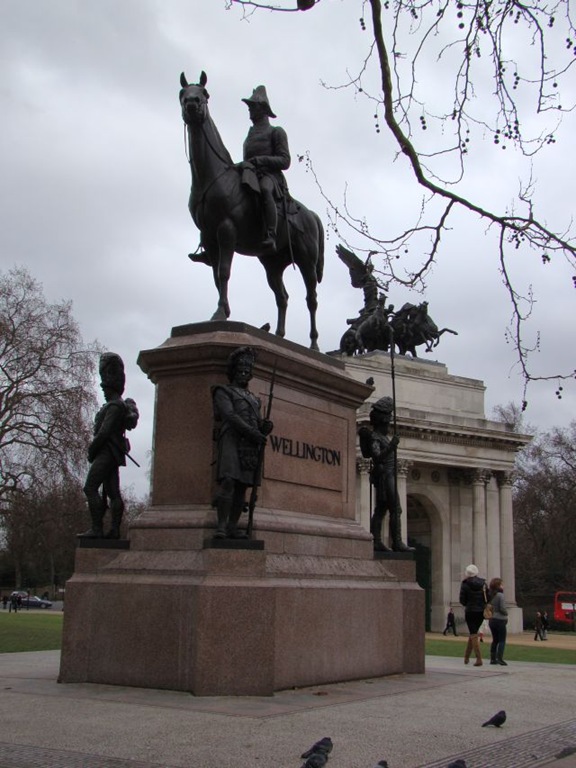 [Duke-wellington statue[3].jpg]