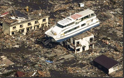 japan-earthquake-tsunami-nuclear-unforgettable-pictures-ship_33287_600x450