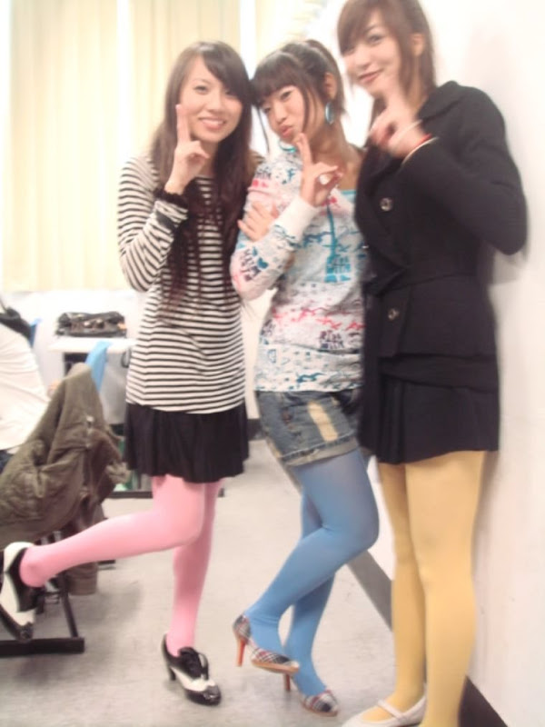 某大學舉行的七彩絲襪party..大把靚腿任你玩..爽呀