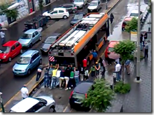 I passeggeri spingono un autobus in panne a Napoli