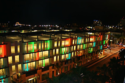 Gedung Dengan Gemerlap Lampu
