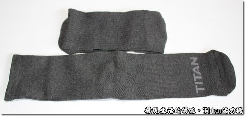 Titan職場活力襪：攤開後才發現襪子的長度大概有35公分長，而一般的上班襪大概只有30公分長。
