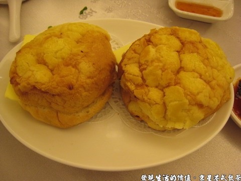 京星港式飲茶，冰火菠蘿油，NTD65x2，這是我第一次看到這麼小巧的菠蘿麵包，中間好像還挾著一片奶油。 