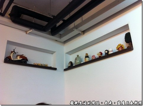 台南富屋日本料理，龕牆上還擺有各式的古董瓷器娃娃，還有一兩偉仕牌呢！