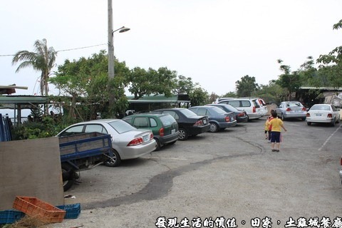 田寮，嘉新採石場，陳甚土雞，看停車場上停滿了小轎車與休旅車就知道生意有多好，這還不是全部的車子。
