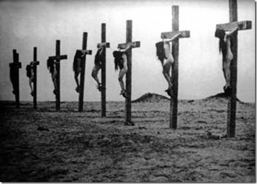 Muchachas crucificadas durante el genocidio contra los armenios-recreacion Instituto Museo del Genocidio-Academia Nacional de Ciencias de Armenia