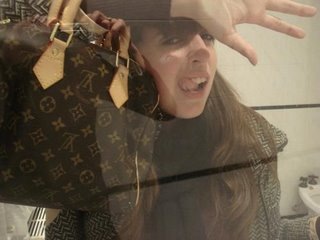 [Florencia Kirchner con su cartera Louis Vuitton[3].jpg]