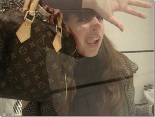 Florencia Kirchner con su cartera Louis Vuitton