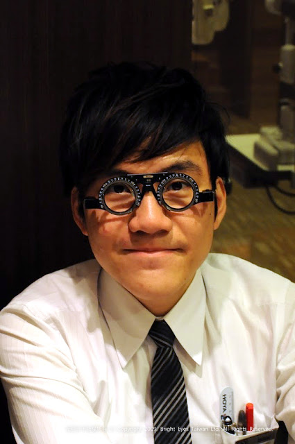 Yahoo! 奇摩摩人的雲端印刷新體驗.眼鏡桌曆誕生記-光明分子.眼鏡