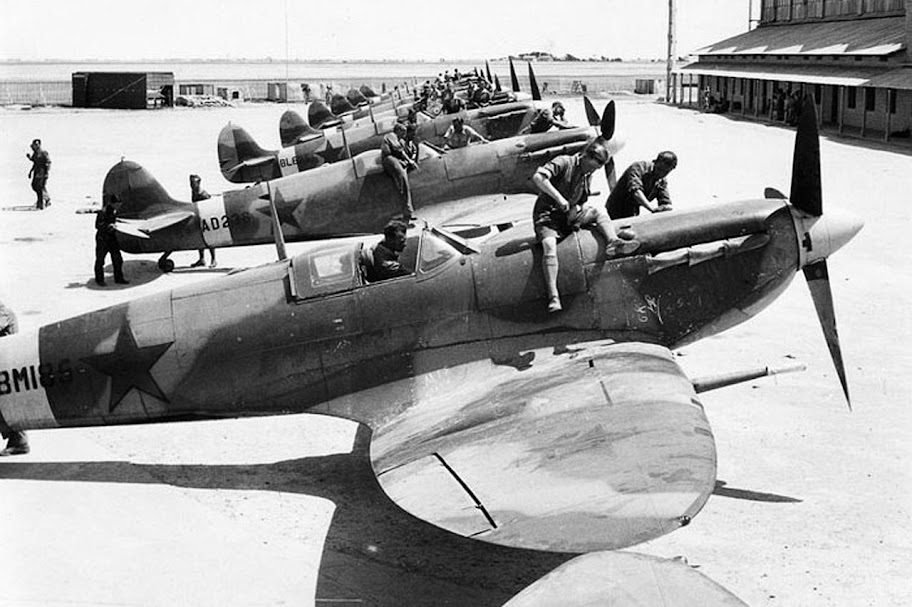 Подготовка британских истребителей «Спитфайр», поставленных по лен-лизу, для передачи советской стороне.