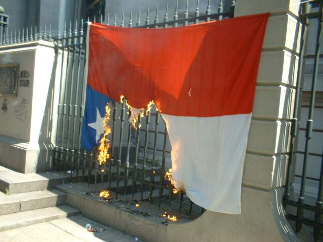 peruanos+antichilenos+quema+bandera+chilena+chile+peru.jpg