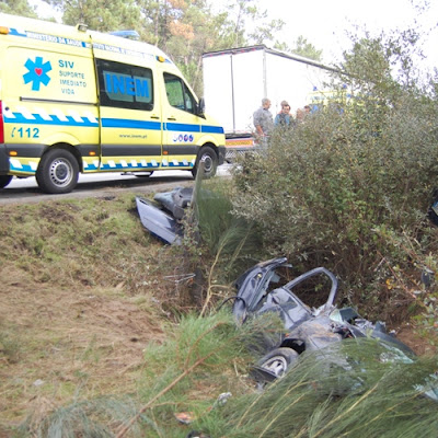 Despiste no IP3 causou ferimentos na condutora de um ligeiro que ficou
desfeito
