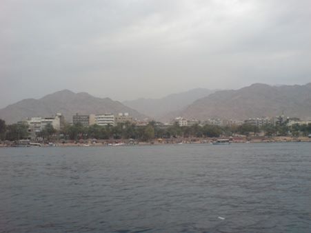  Pemandangan pantai Aqaba dari tengah laut
