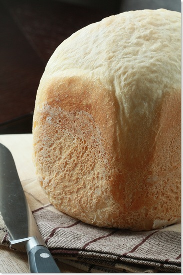 Easy bread recipe that makes a white bread loaf in a breach machine in no time! Simple bread machine recipe that make the perfect white bread loaf.