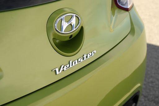 2012-Hyundai-Veloster-01.jpg