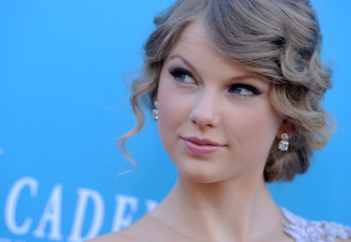 Taylor Swift Modeling For Abercrombie. songbird Taylor Swift has