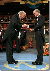 Saramago recibiendo el Nobel