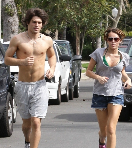 Miley Cyrus jogging, Miley Cyrus Bikini, Miley Cyrus Justin Gaston