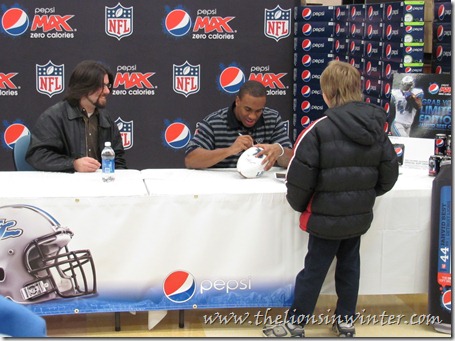 Jahvid Best is interviewed by Ty from The Lions in Winter, while signing autographs for fans at his Pepsi Max event.  Photo by Matt.